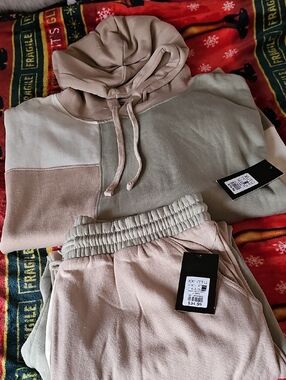 Men's Two-Tone Hooded Sweatshirt & Joggers Set - Neutral Green & Beige